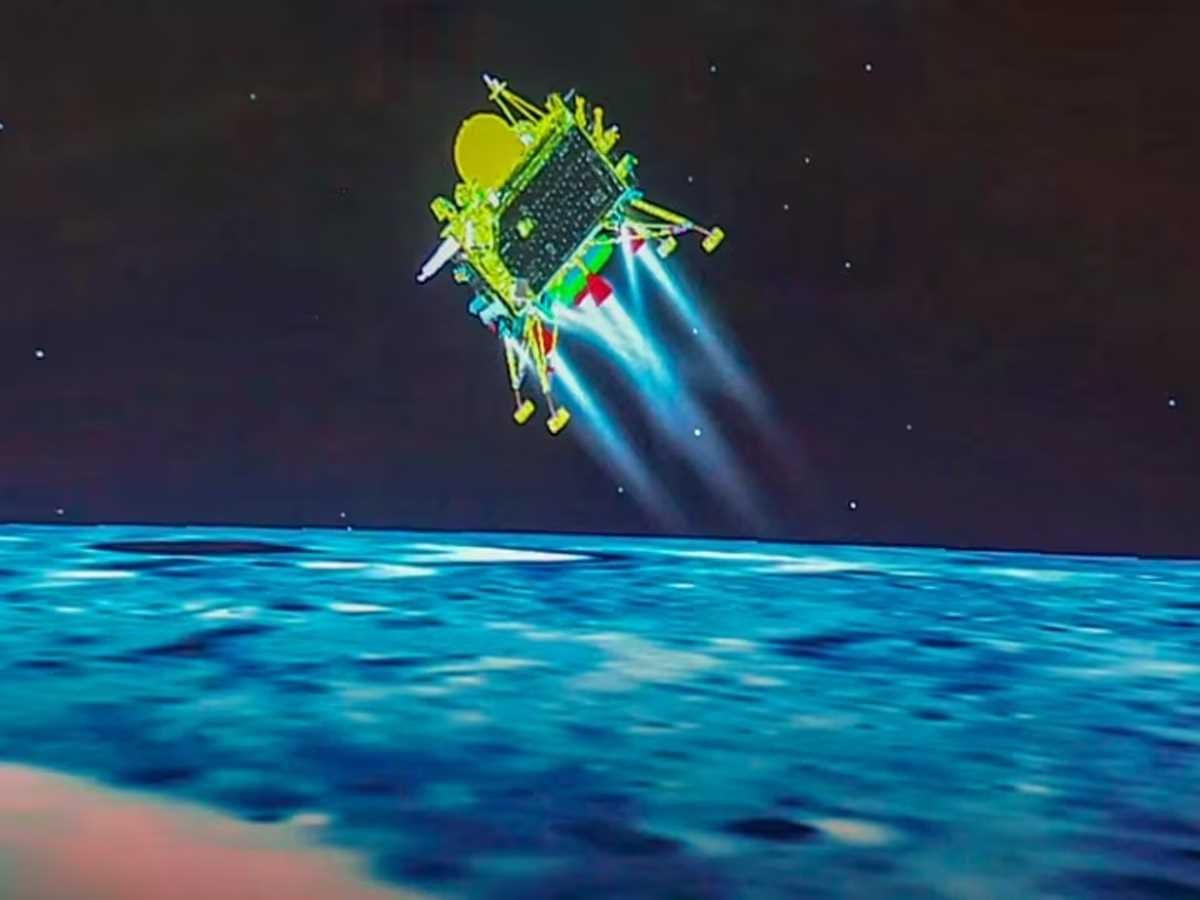 विक्रम लैंडर से बाहर आया रोवर प्रज्ञान, इसरो ने जारी की पहली तस्वीर